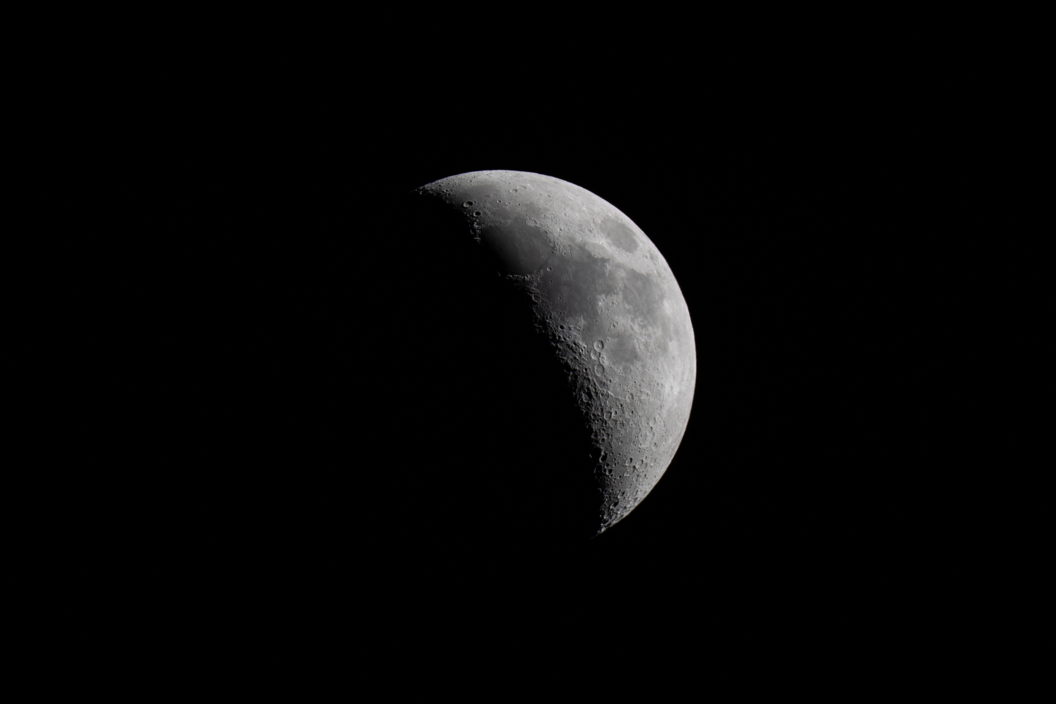 /img/astrophoto/CC_BY_SA_aurelien_genin/20230624_Lune (AP127-952 + R6).JPG